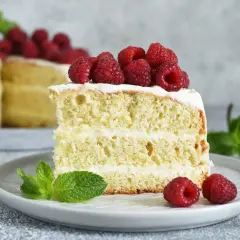 Pyszny tort musowy z malinami i bitą śmietaną. Idealny przepis na deser.