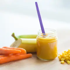 Kiedy rozszerzać dietę niemowlaka karmionego sztucznie, aby uniknąć problemów?