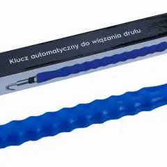 Niebieski automatyczny klucz do wiązania drutu na tle pudełka.