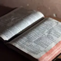Biblia: święta księga czy arcydzieło literatury? Poznaj jej moc!