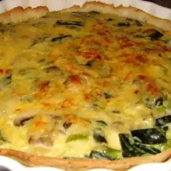 Tarta de puerros recién horneada, con su masa dorada y un relleno cremoso y sabroso.