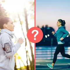Kobieta biegnie w słońcu i w zmierzchu. Bieganie rano czy wieczorem – co wybierasz?