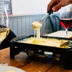 Raclette fondante, un verre de vin blanc et un verre de rouge. Parfait pour accompagner un Pouilly Fumé.