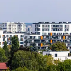 Nowoczesne bloki mieszkalne z balkonami i zielenią. Szukasz, gdzie najtańsze mieszkania w Polsce?