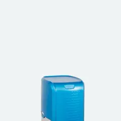Un osmoseur portable bleu vif, au design moderne, prêt à purifier votre eau où que vous soyez.