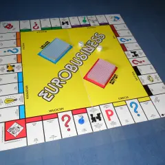 Plansza gry Eurobiznes z kostkami i kartami.