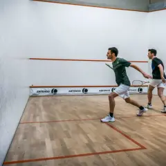 Najlepsze korty squash w Warszawie – znajdź idealne miejsce do gry