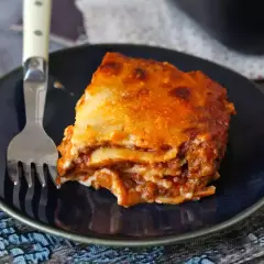 Pyszna lasagne z mięsem mielonym i sosem bolognese, idealna na obiad. Oto jak zrobić lasagne z mięsem mielonym i sosem bolognese.