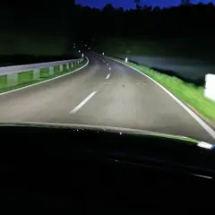 Jadąc nocą, światła matrix oświetlają krętą drogę, tworząc magiczną atmosferę.