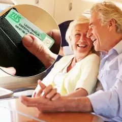 Uśmiechnięci seniorzy w pociągu, jeden z nich pokazuje legitymację ZUS. Brak legitymacji w pociągu może być problemem.