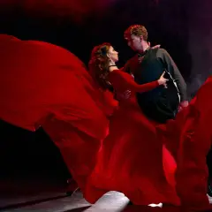 Tancerze w czerwieni, w wirze sukni, tworzą widowiskowy performance. To sztuka ruchu, emocji i pasji.