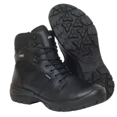 Par de botas negras Magnum, con cordones y suela de goma antideslizante. Perfectas para cualquier aventura.