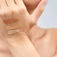 Tre campioni di fondotinta su una mano, utili per capire come scegliere il sottotono della pelle.