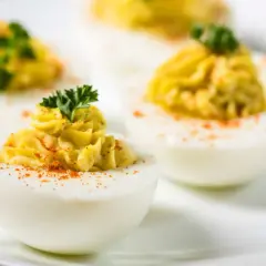 Œufs mayonnaise garnis de persil frais et saupoudrés de paprika. Un délice pour les yeux et les papilles.
