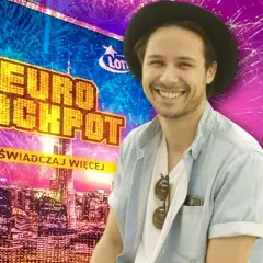 Uśmiechnięty mężczyzna na tle logo Eurojackpot. Jego historia to przestroga: prawdziwa historia polaka który wygrał w eurojackpot i stracił wszystko w rok.