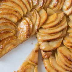 Tarta de manzana dorada y brillante, lista para servir. Una deliciosa receta tarta de manzana que invita a probarla.
