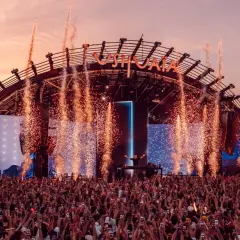 Un'esplosione di fuochi d'artificio illumina il palco di Ushuaïa Ibiza, dove un DJ incanta la folla. Un evento indimenticabile!