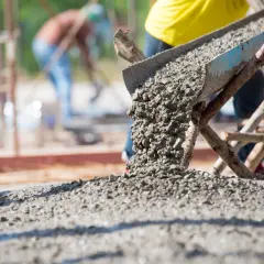 Betoniarka wylewa świeży beton na plac budowy.