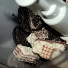 Krossade Oreos och vita rån i en mixer, redo att bli oreo pops.
