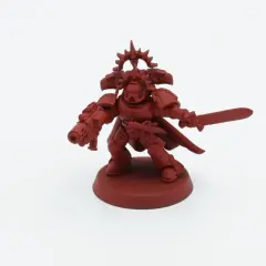 Czerwona figurka kosmicznego marine z mieczem i bolterem, gotowa do walki jako jeden z legendarnych Blood Angels.