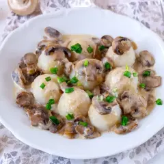 Kluski ziemniaczane w sosie pieczarkowym. Wiesz już, ile gotować pieczarki, by były idealne?