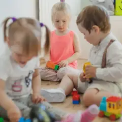 Dzieci bawią się klockami. Czy na urlopie rodzicielskim można posłać dziecko do żłobka?