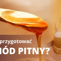 Gęsta, złocista brzeczka miodowa spływa z łyżki. Obok fermentuje w balonie.