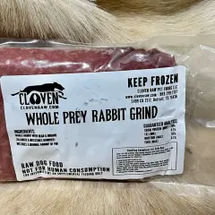 Mielonka z królika w całości (whole prey rabbit grind) od Cloven Raw. Idealna dla psów na diecie whole prey.