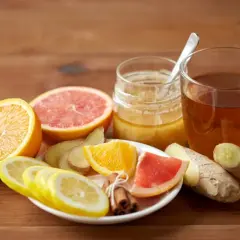 Naturalne domowe sposoby na ból gardła: czosnek, cytryna, pomarańcza, grejpfrut, miód, imbir i cynamon.