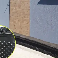 Rolka folii kubełkowej gotowa do montażu. Chroni fundamenty przed wilgocią i uszkodzeniami.