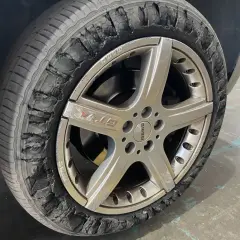 Rueda de coche con el lateral destrozado. Así puedes saber si una rueda está pinchada: busca grietas o desgarros.