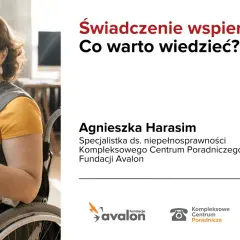 Kobieta na wózku inwalidzkim analizuje dokumenty. Temat: świadczenia wspierające, poziom potrzeby wsparcia punkty.