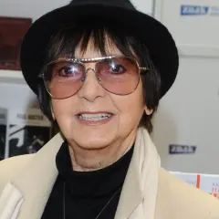 Halina Kunicka, w okularach i kapeluszu, prezentuje swoje piosenki alfabetycznie.