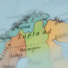 Mapa pokazuje, gdzie jest Laponia, z zaznaczonymi miastami jak Rovaniemi, Luleå i Tromsø, oraz Murmańsk.