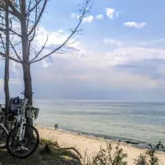 Rowery czekają na dalszą część trasy w Mrzeżynie. Piękny widok na morze i plażę.
