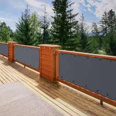 Szare żaluzje na balkon w bloku zapewniają prywatność i ochronę przed słońcem. Drewniany taras z widokiem na las.