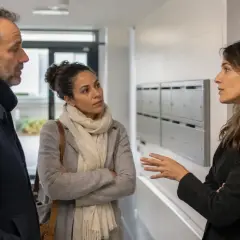 Un couple discute avec une voisine devant les boîtes aux lettres, visiblement un trouble anormal de voisinage.