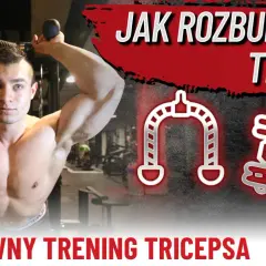 Mężczyzna ćwiczy trójgłowy ramienia na siłowni, pokazując efektywny trening.