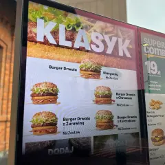 Burger Drwala to klasyk, który w wersji z kurczakiem, żurawiną lub chrzanem kusi podwójną porcją mięsa i chrupiącymi dodatkami.