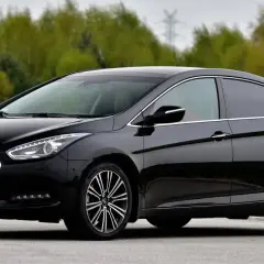 Czarny Hyundai i40 na tle zieleni. Poznaj jego dane techniczne i możliwości.