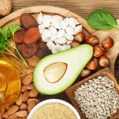 Reichhaltige Lebensmittel wie Nüsse, Samen, Avocado und Öl zeigen die positive **Vitamin E Wirkung Haut**.
