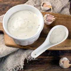 Jak zrobić sos czosnkowy z majonezem? Prosty przepis, zawsze idealny!