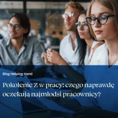 Młodzi pracownicy z pokolenia Z analizują dokumenty w biurze. Blog Helping Hand pyta: czego naprawdę oczekują najmłodsi pracownicy?
