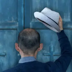 Czy w kościele można być w czapce? Zasady i tradycje, które warto znać