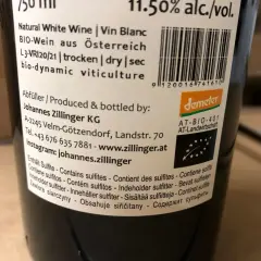 Etikett eines Weißweins aus Österreich, der Sulfite enthält.