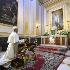 Papa se arrodilla ante el altar. La imagen ilustra la diferencia entre cristiano y católico, mostrando la devoción en la iglesia.