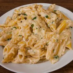 Sekret idealnego sosu serowego do makaronu bez grudek i zwarzenia!
