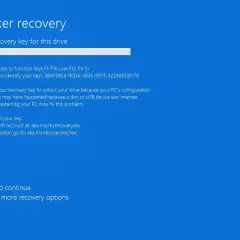 Ekran odzyskiwania BitLocker. **BitLocker sam się włączył** i wymaga klucza odzyskiwania z powodu zmiany konfiguracji komputera.
