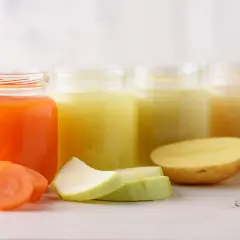 Słoiczki z puree z marchewki, cukinii, ziemniaka i kalafiora. Idealne obiadki dla 6 miesięcznego dziecka.