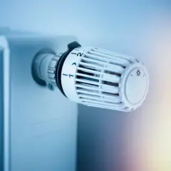 Termostat na grzejniku pokazuje ustawienie temperatury, kluczowe dla określenia, ile zużywa się gazu na ogrzanie domu.